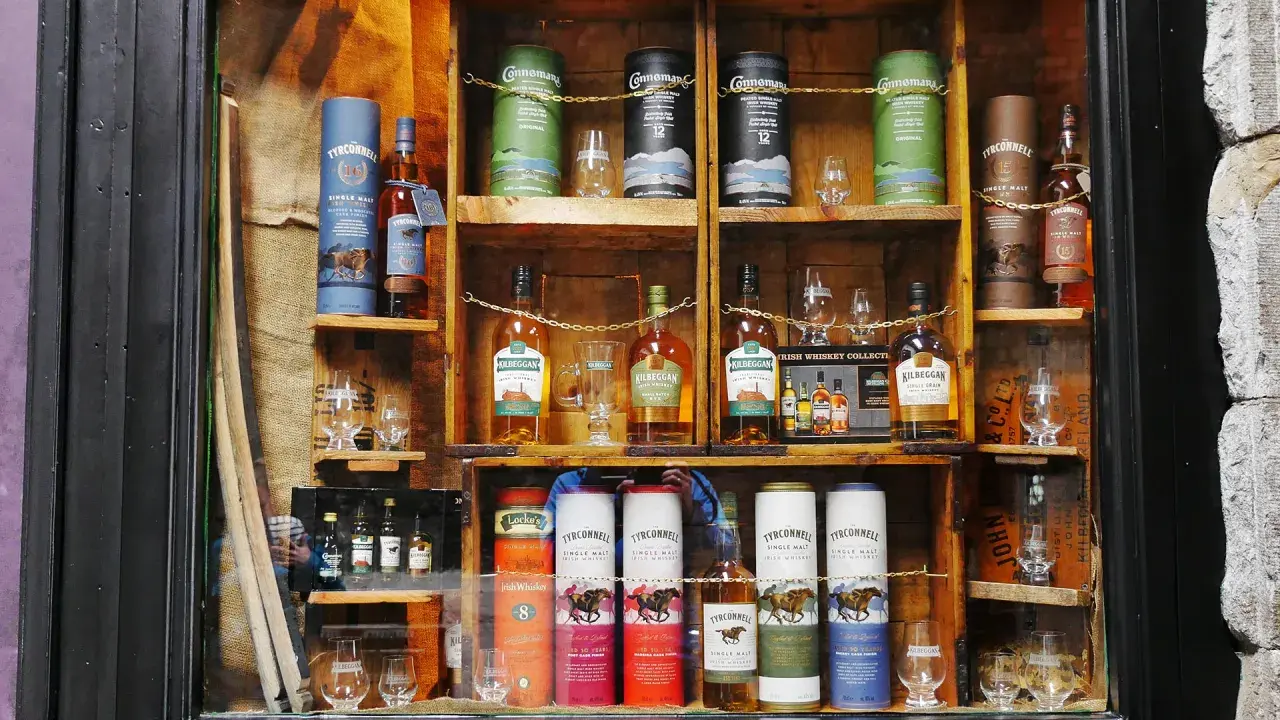 Whisky-Auslage mit Flaschen und Tuben von Kilbeggan und Tyrconnell. Die Frage, ob Whisky schlecht werden kann, wird hier nicht beantwortet, aber die Auswahl ist beeindruckend.