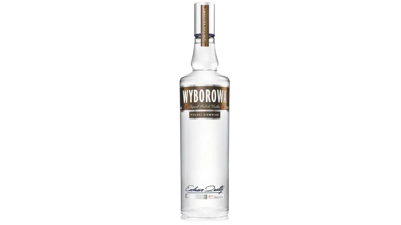 Eine klare Flasche Wyborowa Wodka, "Polski Ziemniak" steht im Fokus. Diese limitierte Edition, hergestellt aus Kartoffeln, verspricht exklusive Qualität.