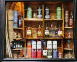 Whisky-Auslage mit Flaschen und Tuben von Kilbeggan und Tyrconnell. Die Frage, ob Whisky schlecht werden kann, wird hier nicht beantwortet, aber die Auswahl ist beeindruckend.