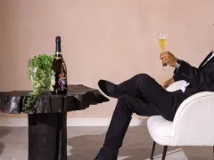 Ein Mann im Anzug genießt Champagner. Die aufwendige Herstellung erklärt, warum ist Champagner so teuer.