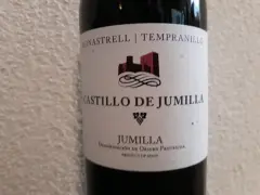 Flaschenetikett für Castillo de Jumilla Wein, mit Monastrell und Tempranillo Trauben. Ein Schloss-Symbol ziert das Etikett.