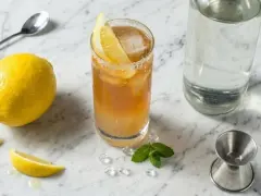 Ein Long Island Iced Tea Rezept mit Zitrone, Minze und Eiswürfeln. Perfekt für heiße Tage!