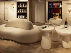 Elegante Lounge mit Moët-Flaschen und Gläsern. Die Herkunft des Champagners wird hier stilvoll präsentiert.