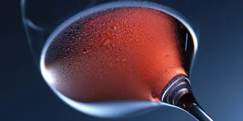 Ein Glas Roséwein mit Kondenswasser. Die ideale trinktemperatur für Primitivo ist erreicht.