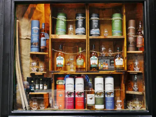 Whisky-Auslage mit Flaschen und Tuben von Kilbeggan und Tyrconnell. Die Frage, ob Whisky schlecht werden kann, wird hier nicht beantwortet, aber die Auswahl ist beeindruckend.