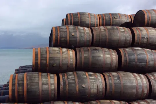 Holzfässer am Meer, bereit, den Reifeprozess von was ist whisky zu beginnen.