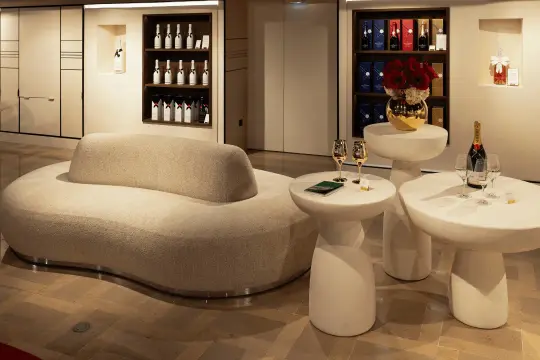 Elegante Lounge mit Moët-Flaschen und Gläsern. Die Herkunft des Champagners wird hier stilvoll präsentiert.