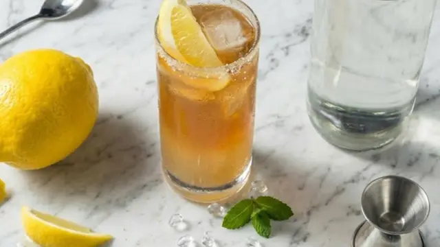 Ein Long Island Iced Tea Rezept mit Zitrone, Minze und Eiswürfeln. Perfekt für heiße Tage!