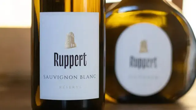 Zwei Flaschen Ruppert Sauvignon Blanc Réserve stehen nebeneinander.