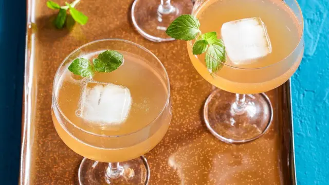 Erfrischende Cocktails mit Eis und Minze, wie ein old cuban ihn genießen würde.