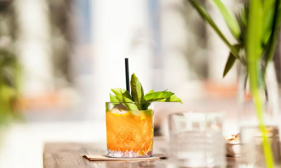 Erfrischender Cocktail mit Irish Whiskey, Zitrone und Basilikum, perfekt für warme Tage.