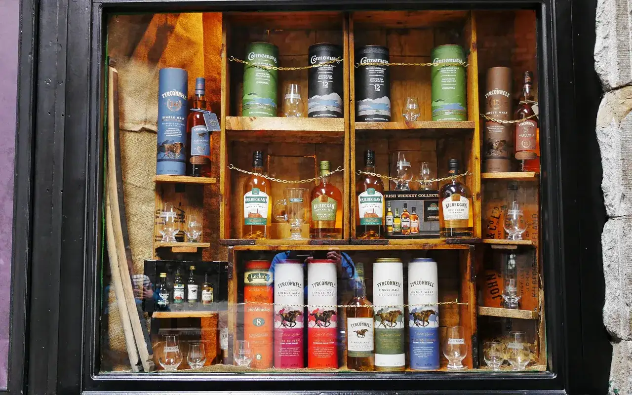 Whisky-Auslage mit Flaschen und Tuben von Kilbeggan und Tyrconnell. Gut gelagert, kann Whisky nicht schlecht werden.