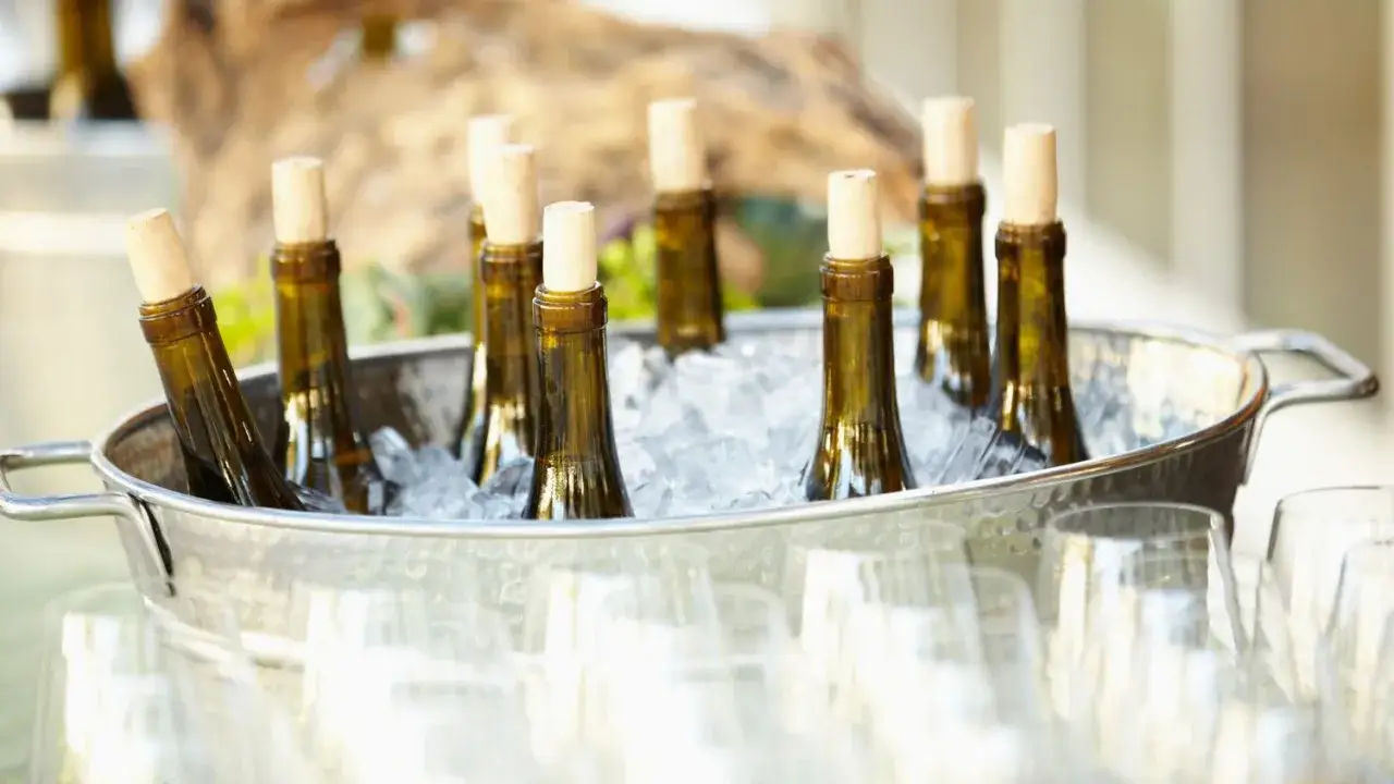 Mehrere Flaschen Champagner k&uuml;hlen in einem Eisbad. Die perfekte Champagner Temperatur f&uuml;r den Genuss.