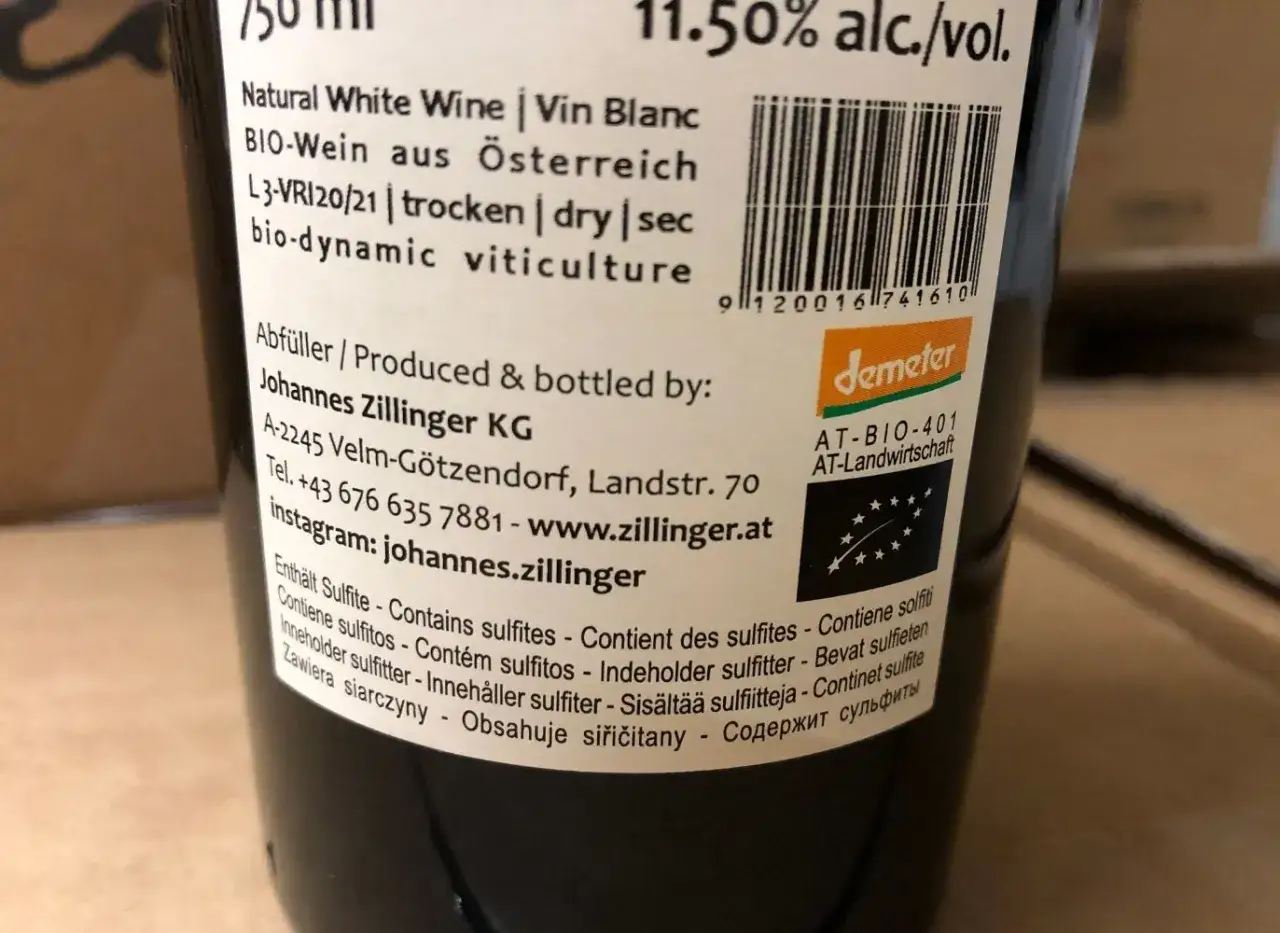 Etikett eines Bio-Weins aus Österreich. Hier steht, wo Sulfite enthalten sind: