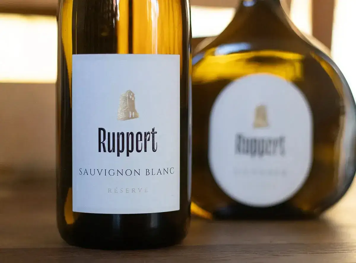 Zwei Flaschen Ruppert Sauvignon Blanc Réserve stehen nebeneinander.