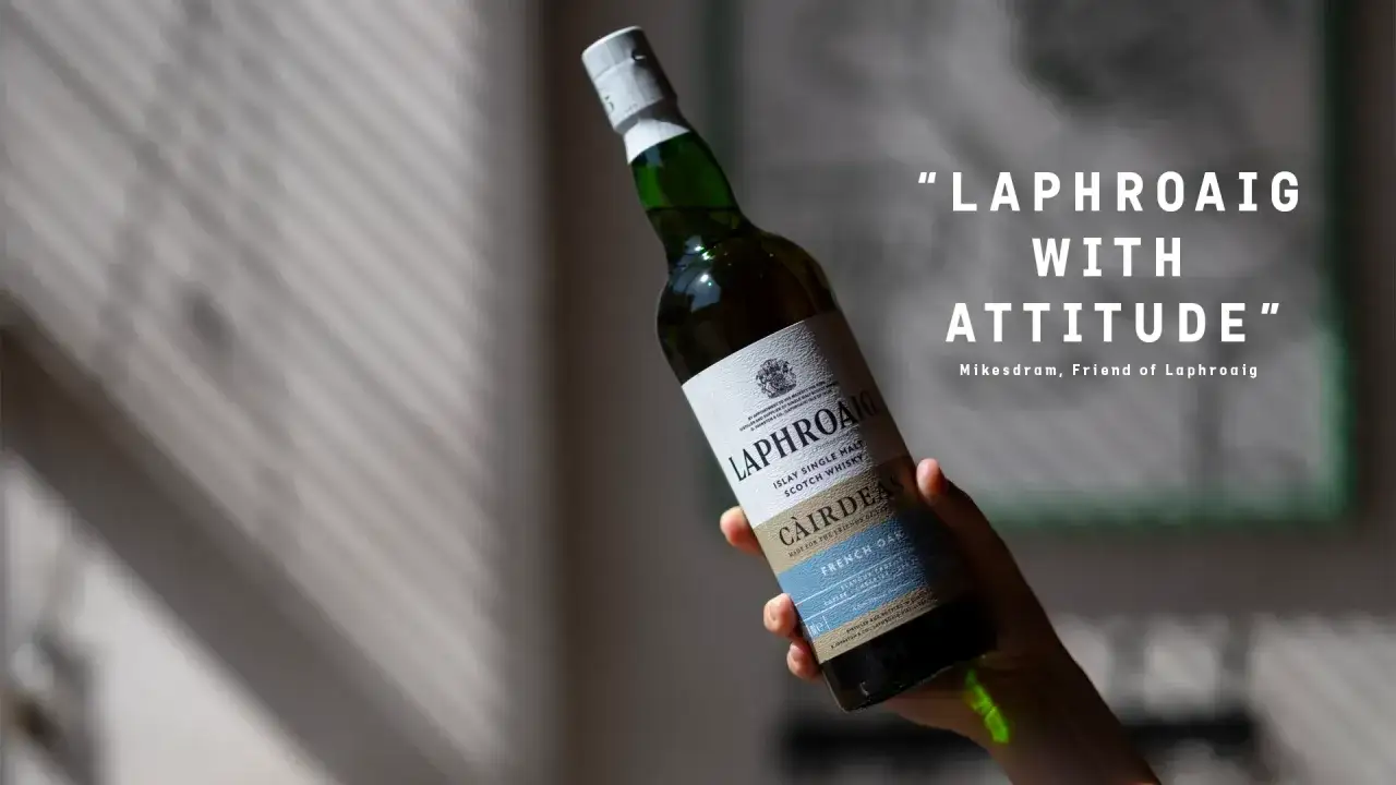 Eine Hand hält eine Flasche Laphroaig Cairdeas French Oak. Die Laphroaig Aussprache ist hier mit