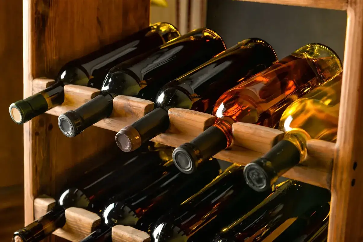 Weinregal mit Flaschen. Manche Weine haben ein Verfallsdatum, aber dieser Wein scheint noch gut zu sein.
