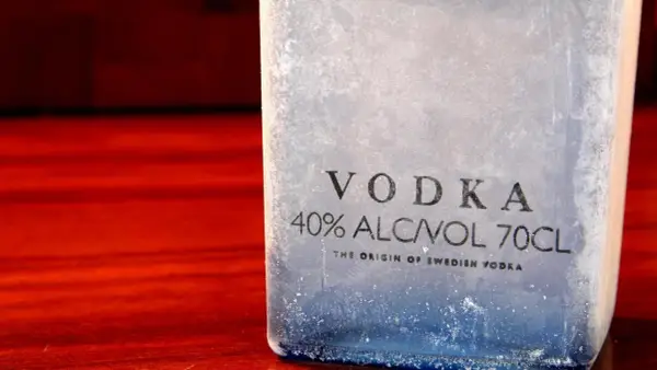 Eisige Flasche Wodka, 40% Vol. 70cl. Wer auf die **Wodka Kalorien** achtet, sollte den Genuss im Auge behalten.